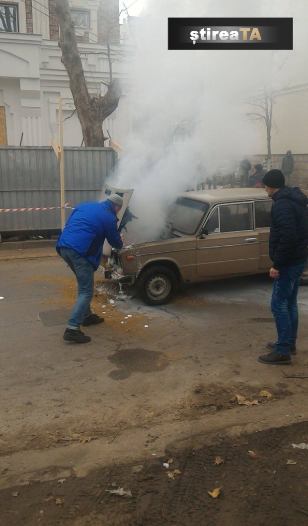 O mașină a luat foc din mers în centrul capitalei