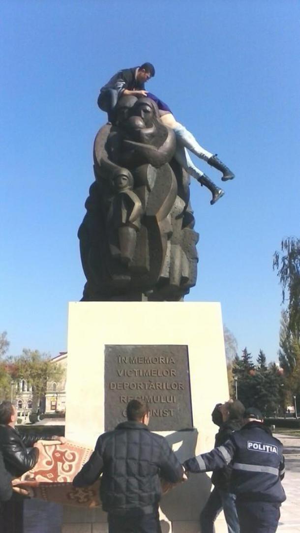 В Кишиневе женщина взобралась на "поезд боли" и кричала "Нет Европе"