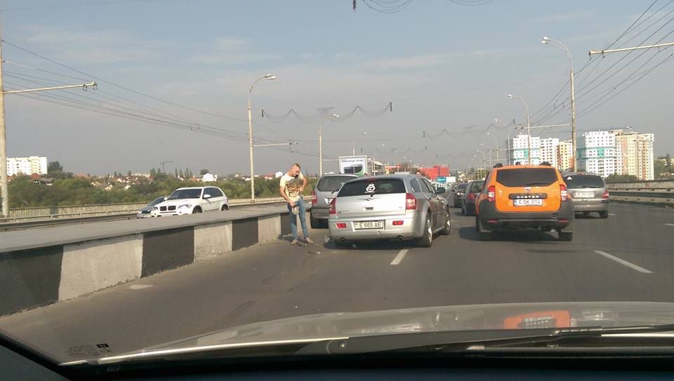 Accident în lanţ pe viaduct: Un om a avut nevoie de ajutor medical