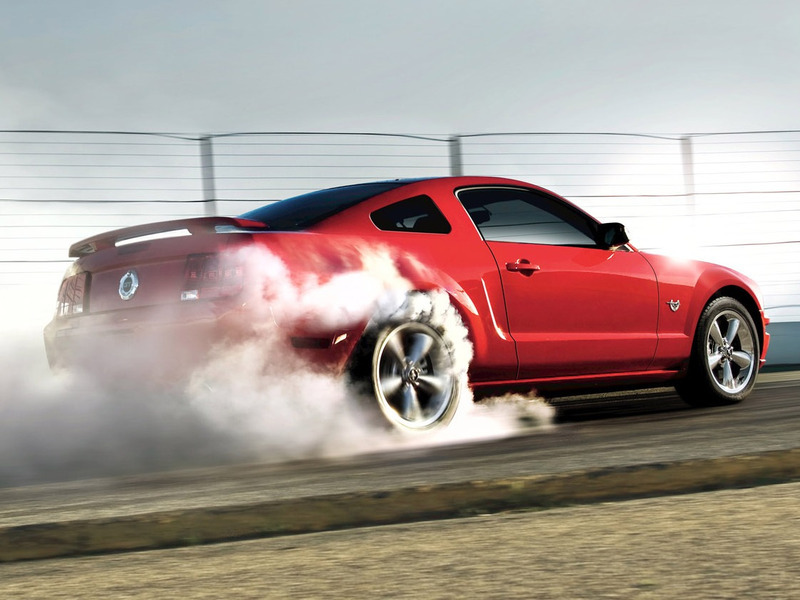 Новый Mustang поможет водителю отчаянно подымить резиной