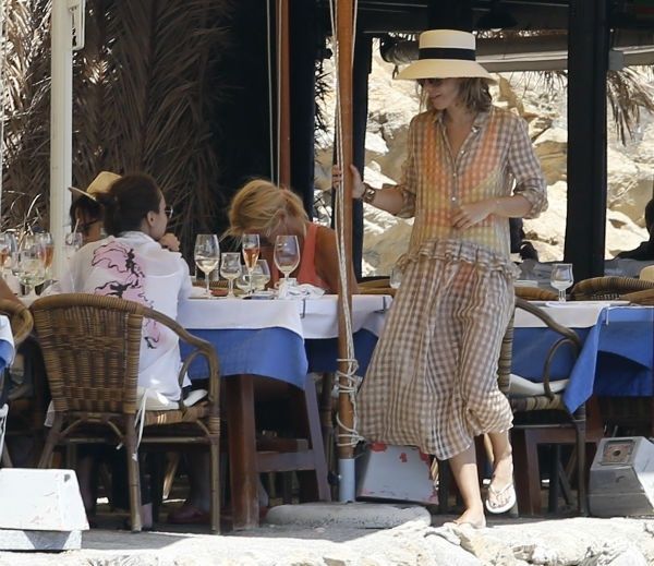 Paparazzi au suprins-o pe Kseniei Sobchak în costum de baie