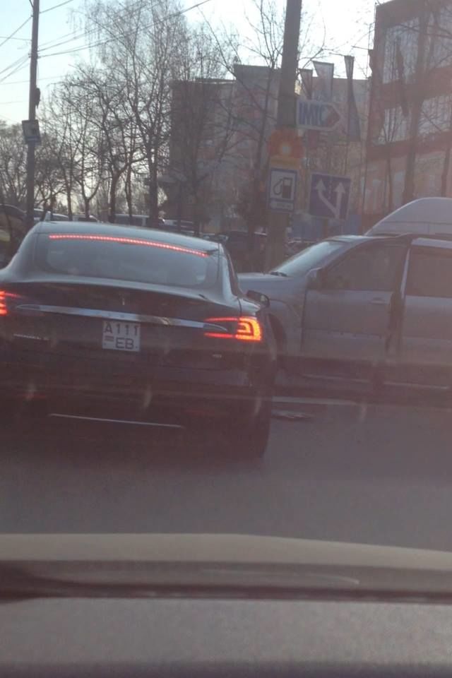Первая в Молдове Tesla Model S попала в ДТП