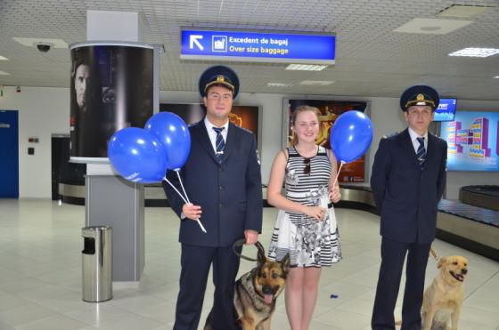Copii care trec azi frontiera prin Aeroport, primesc diverse cadouri