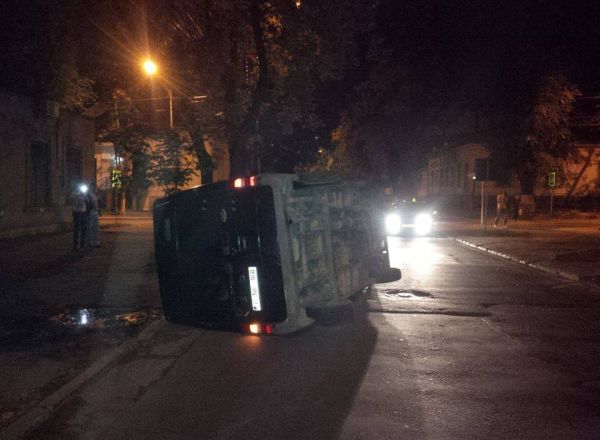 Un microbuz s-a rasturnat după ce s-a lovit cu un automobil