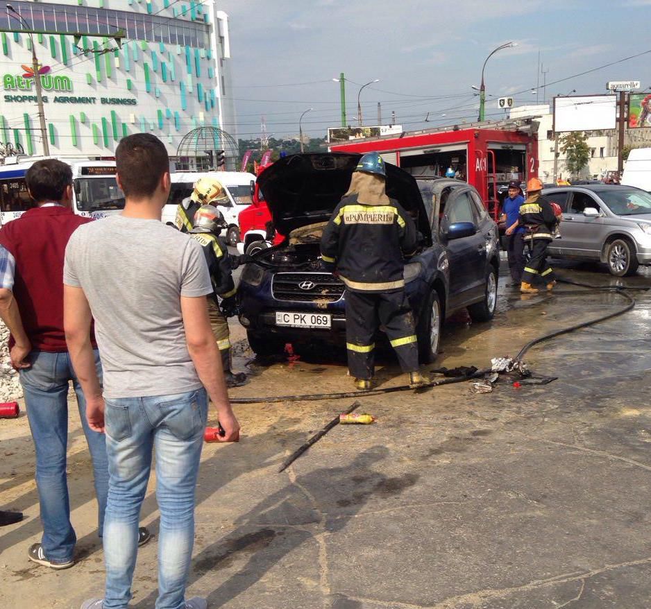O mașină a luat foc din mers în capitală