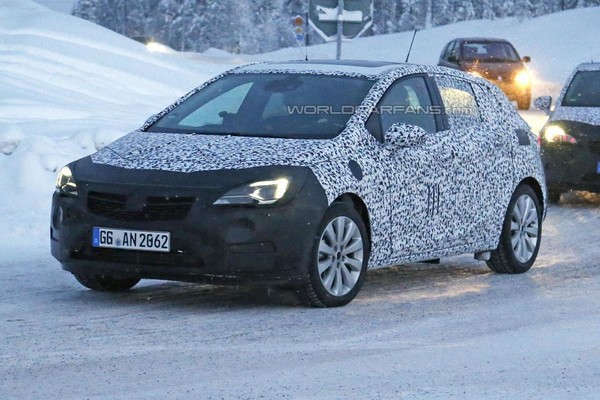 Новый Opel Astra заметили на дорогах