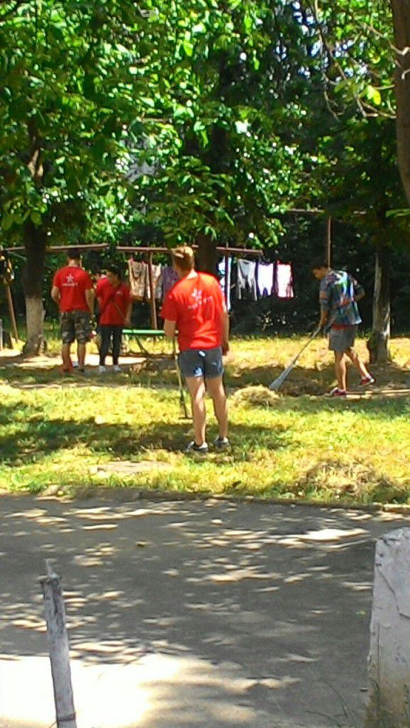 Activiștii PSRM, puși să facă ordine în Chișinău: Mătură și strâng gunoiul