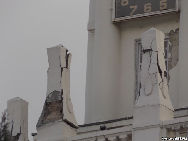 В центре Севастополя разрушается одна из главных достопримечательностей