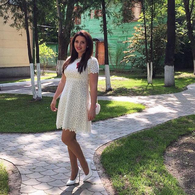 Jasmin, alături de fiul ei la ceremonia de absolvire a liceului