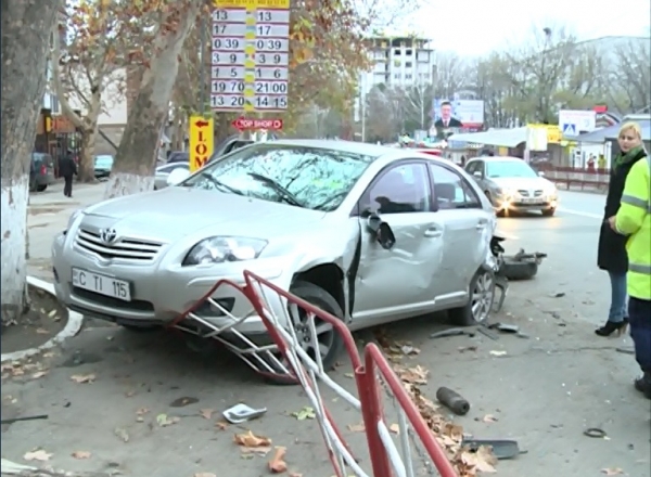 Accident la Buiucani. Zeci de mașini, blocate