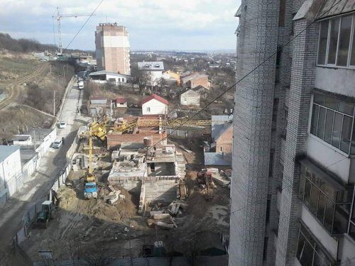 Во Львове на жилой дом упал кран