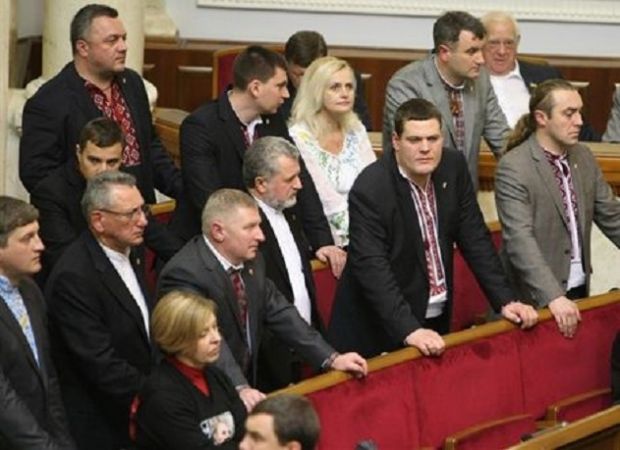Deputatii ucrainei au venit la sedinta imbracati in camasi nationale. Motivul e demn de toata lauda