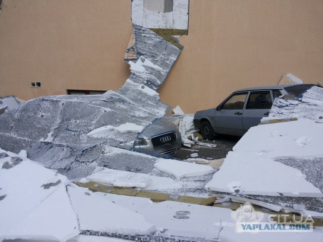 Ураган в Крыму разрушает дома и топит корабли
