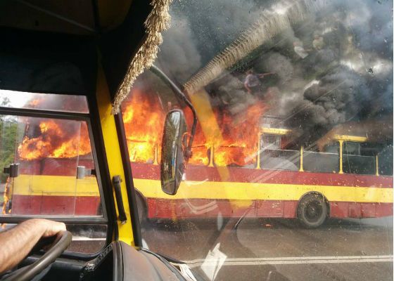 Во Львове горящий троллейбус врезался в дом