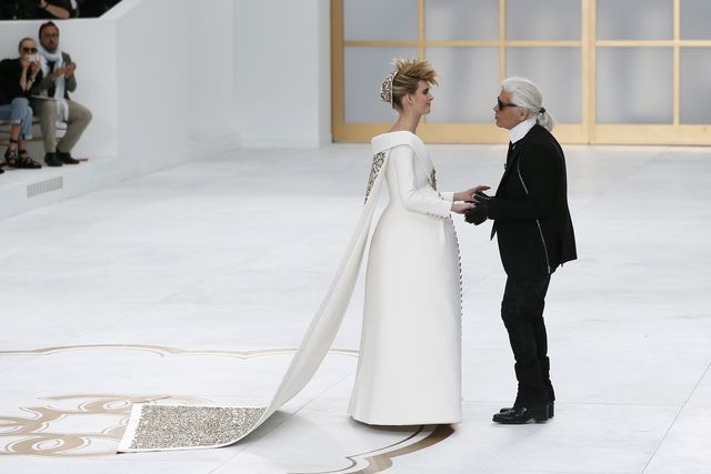 Показ Chanel в Париже закрывала невеста в положении