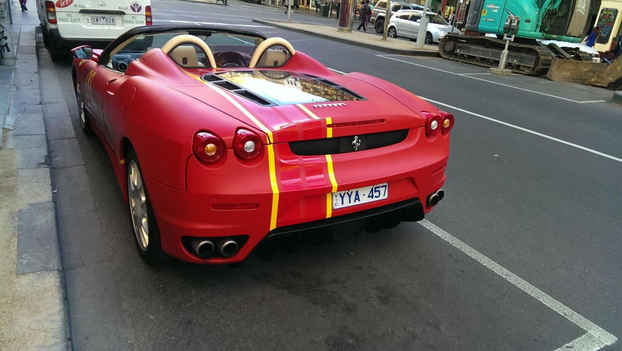 Mâncarea de la McDonald's livrata cu maşini Ferrari