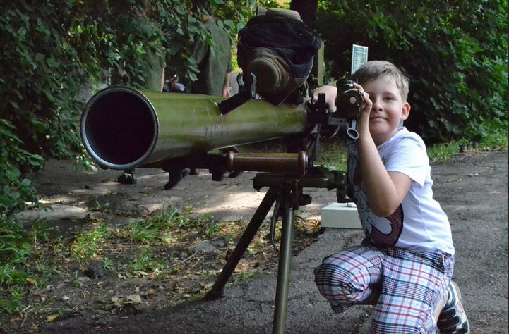 Copii cu arme grele, gata să tragă. Cum este educată noua generaţie în stânga Nistrului