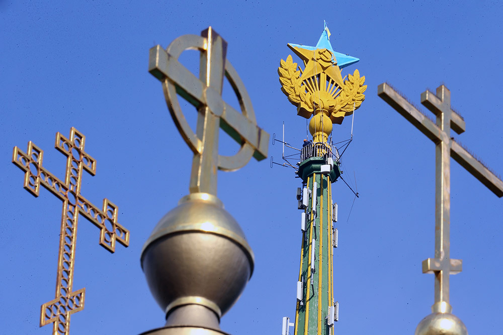 Молодым людям, которые перекрасили московскую звезду, грозит до 7 лет тюрьмы