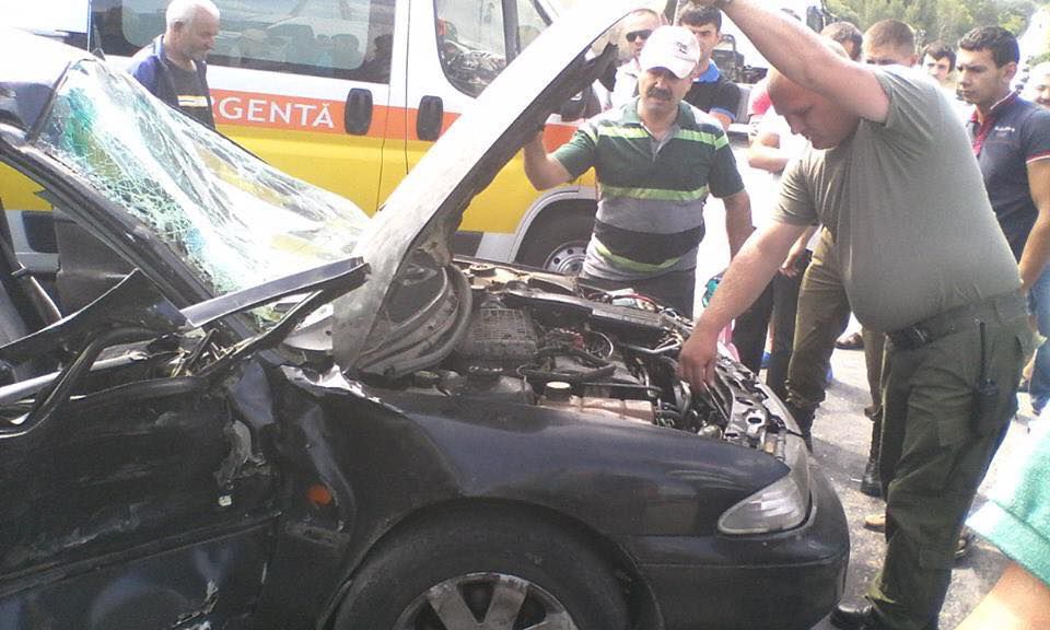 O mașină a fost făcută zob de o betonieră pe şoseaua Balcani