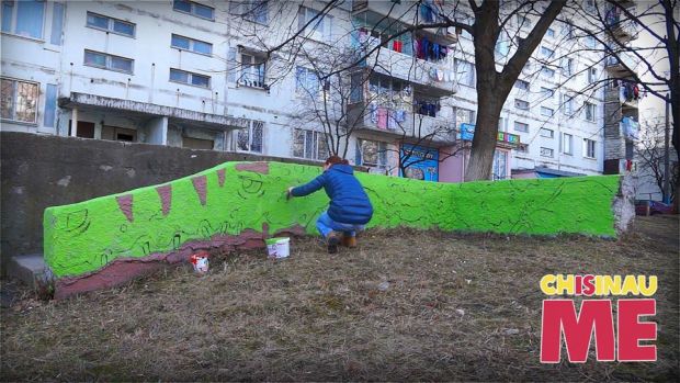 „Crocodil” în curtea unui bloc de la Botanica