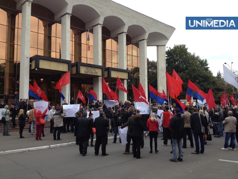 PCRM a protestat în fața Parlamentului: „Jos Guvernul! Vrem anticipate!”