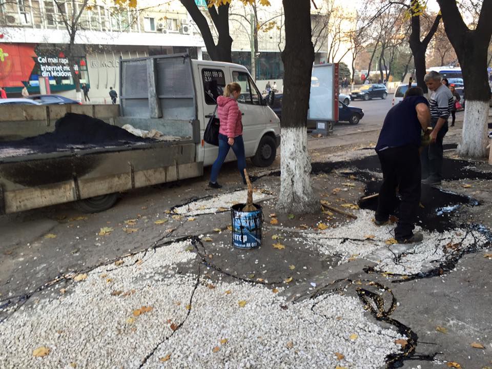 Как в центре столицы латают ямы на тротуаре