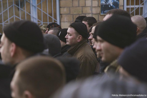 В Киеве проводили в армию мобилизованных солдат