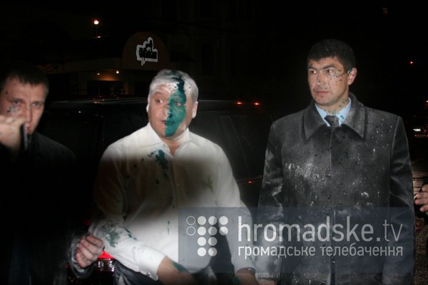 В Киеве Добкина облили зеленкой и обсыпали мукой