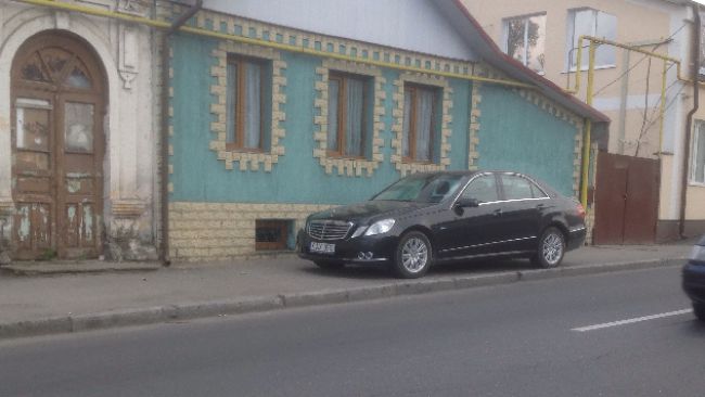 Cum şi-a parcat maşina un şofer din Capitală