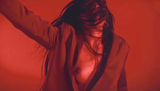Победительница Евровидения Loreen обнажила грудь в новом клипе