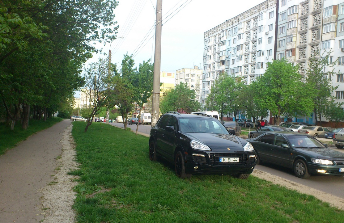 Vezi ideea "ingenioasă" a unui chişinăuian de a-şi parca maşina