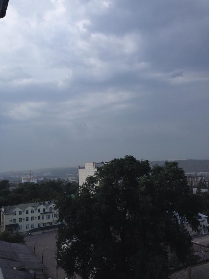 Vremea schimbă macazul. Un vânt puternic face ravagii prin Chișinău