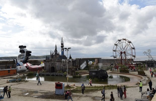 Знаменитый художник создал противоположность Disneyland