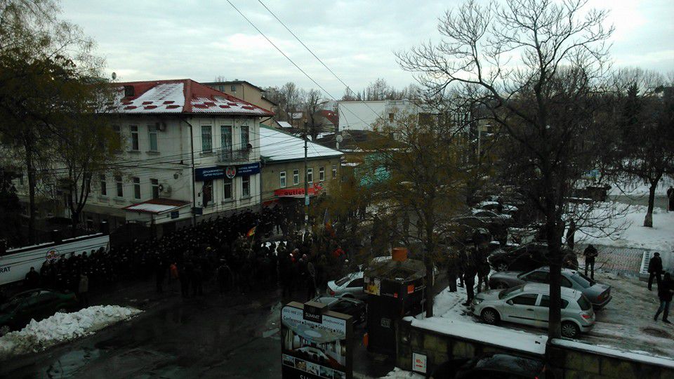 Офис Демпартии окружили сотни полицейских