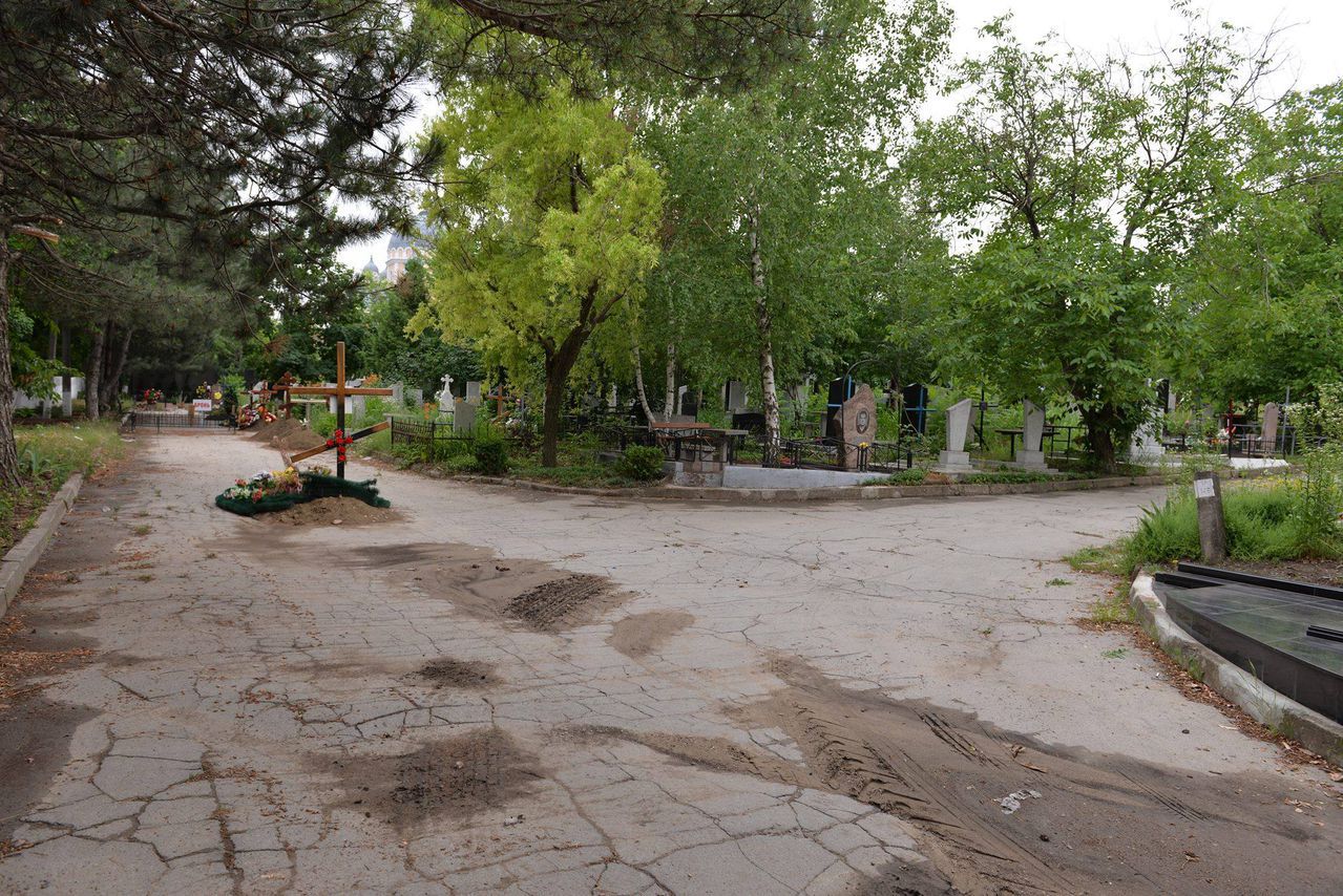 На кишиневском кладбище людей хоронят на дороге