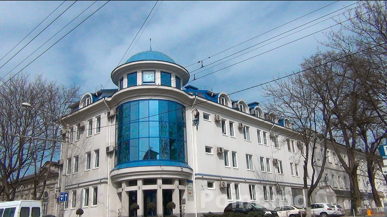 Фигура мужчины, ползущего по зданию, пугает кишинёвцев