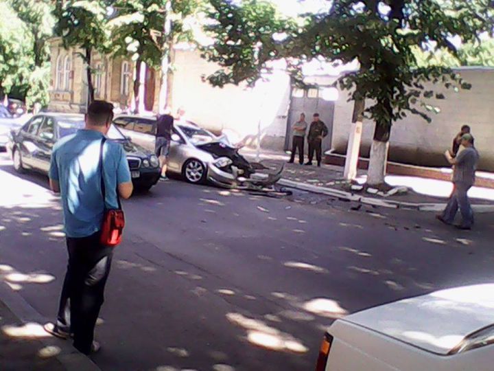 În capitală o maşină a fost făcută zob sub privirile îngrozite ale trecătorilor