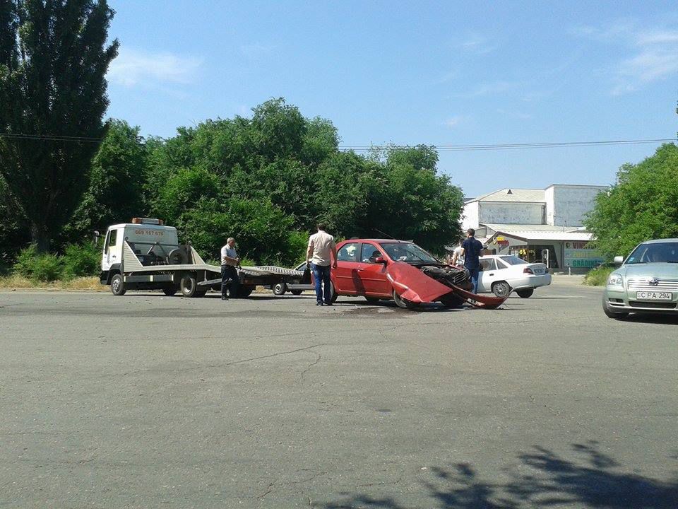 Două automobile, grav avariate într-un accident pe strada Calea Basarabiei