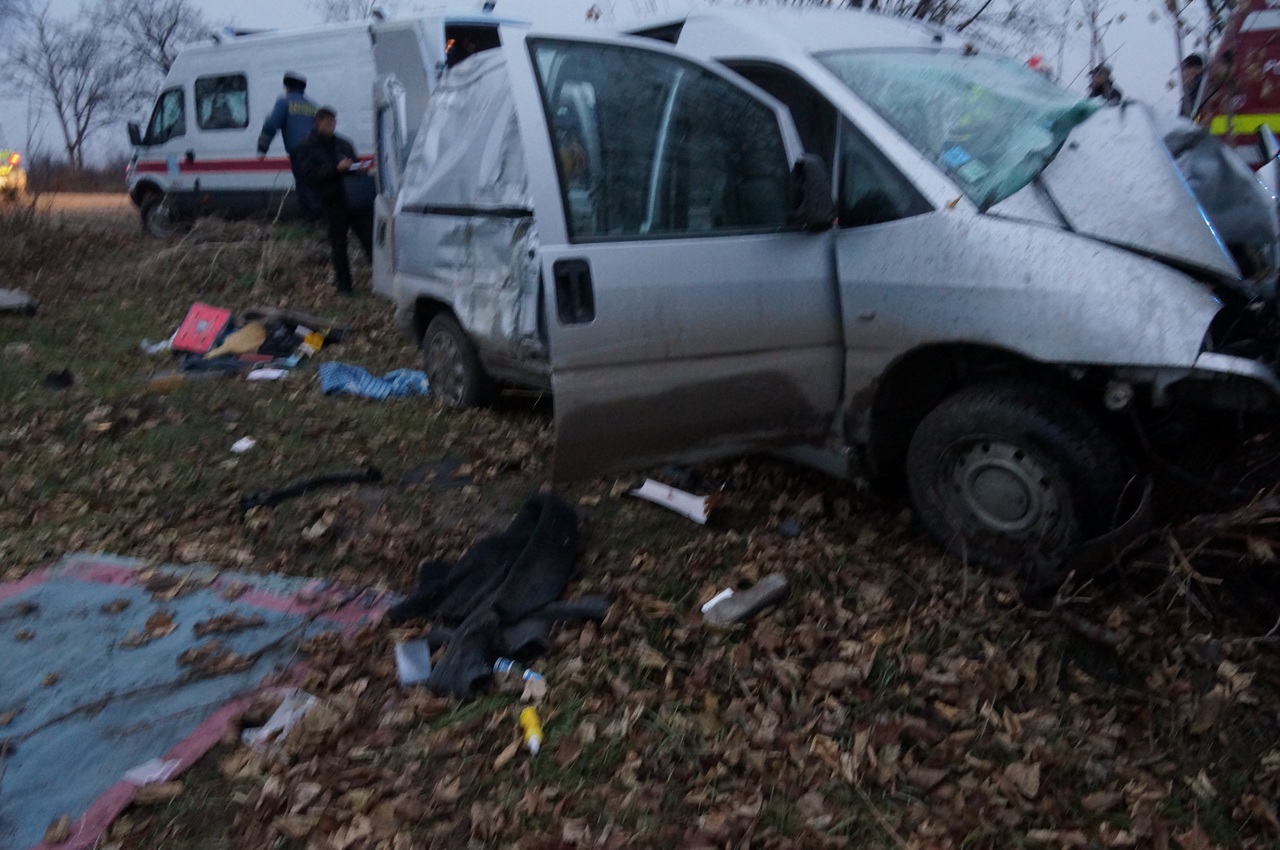 В Сынжере автомобиль врезался в дерево, два человека госпитализированы
