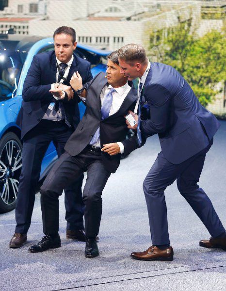 Глава BMW Харальд Крюгер упал в обморок на открытии автосалона во Франкфурте
