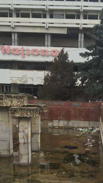 Mizerie în centrul Chișinăului. Un havuz a devenit adevărat depozit de deşeuri
