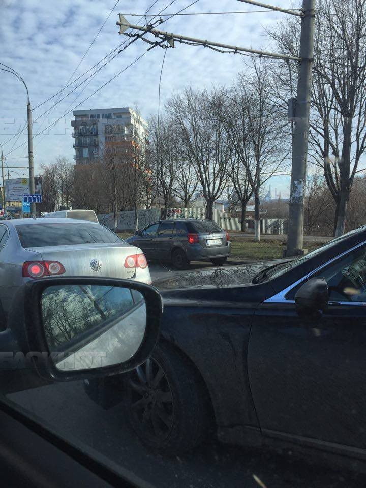 На бульваре Дачия оборванные электрические провода вызвали пробку