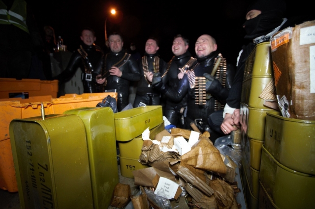Водолазы "выловили" в Межигорье боеприпасы и секретные документы