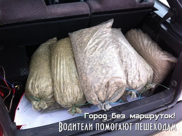 Кишиневец засыпал ямы на дороге щебнем, устав ждать ремонта от примэрии