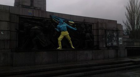 В столице Болгарии памятник Советской армии разрисовали в цвета флага Украины