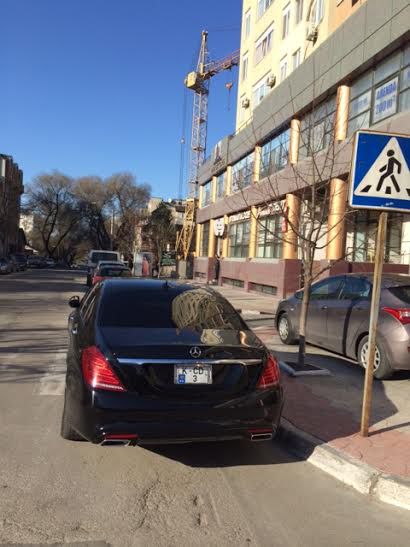 Un șofer din Chișinău și-a parcat mașina exact pe trecerea de pietoni