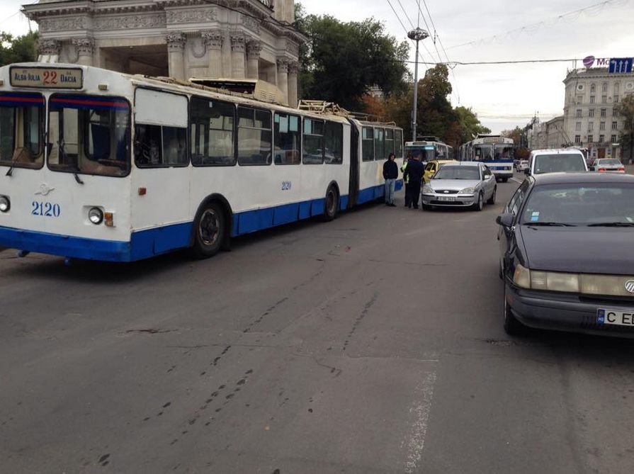 Цепное ДТП произошло перед Триумфальной аркой в центре столицы