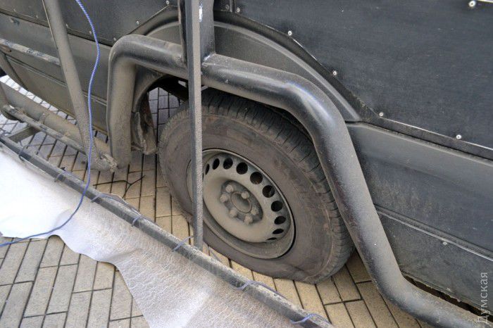 В Одессе разгромили «вейдеромобиль», который агитировал за отставку Саакашвили