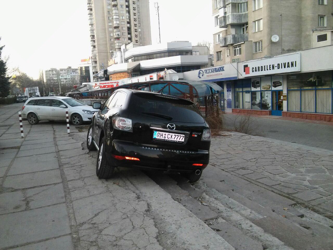 Водитель умудрился припарковать авто на ступенях к магазину
