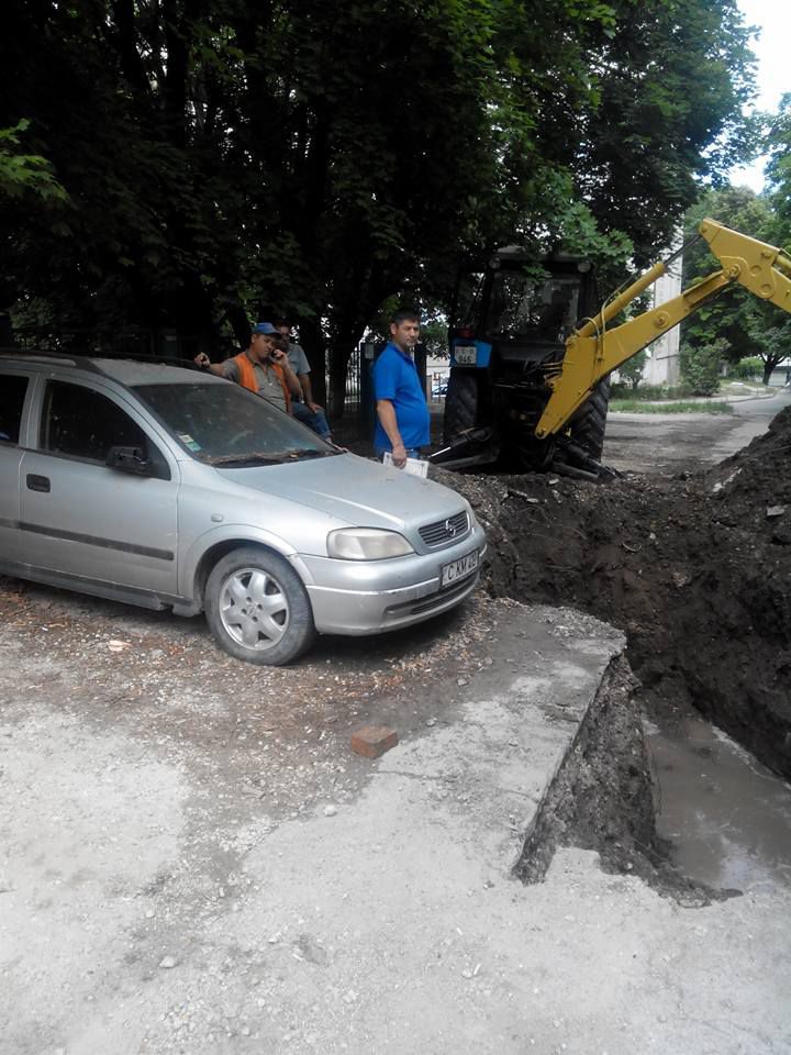 Botanica: Au săpat o groapă, blocând astfel o masină parcată